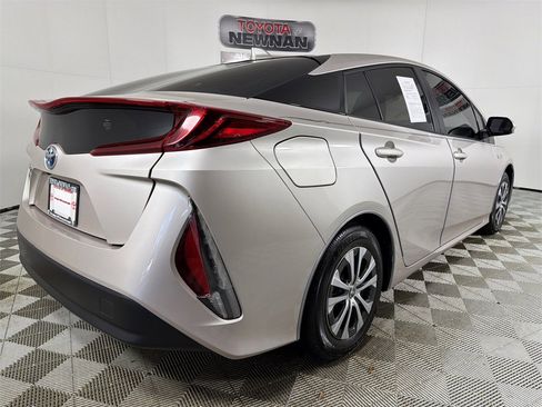 Used 2022 Toyota Prius Prime LE image 3