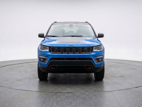 Used 2025 Jeep Compass Trailhawk image 2