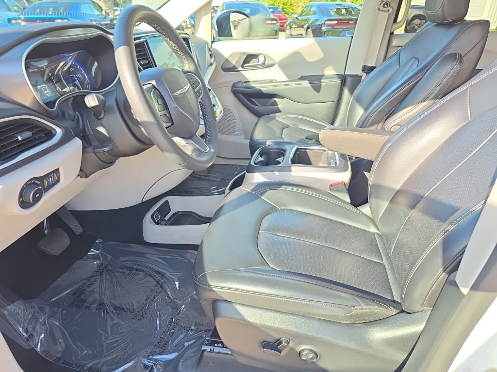 Used 2023 Chrysler Pacifica Touring-L FWD image 7
