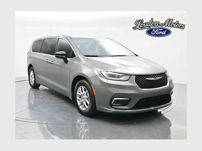 Used 2025 Chrysler Pacifica Select