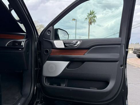 Used 2018 Lincoln Navigator L Reserve image 36