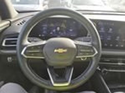 Used 2025 Chevrolet Traverse LT image 11