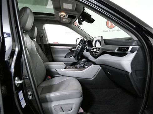 Used 2020 Toyota Highlander Platinum image 11