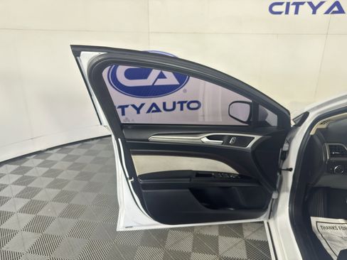 Used 2019 Ford Fusion SE w/ Equipment Group 151A FWD image 14