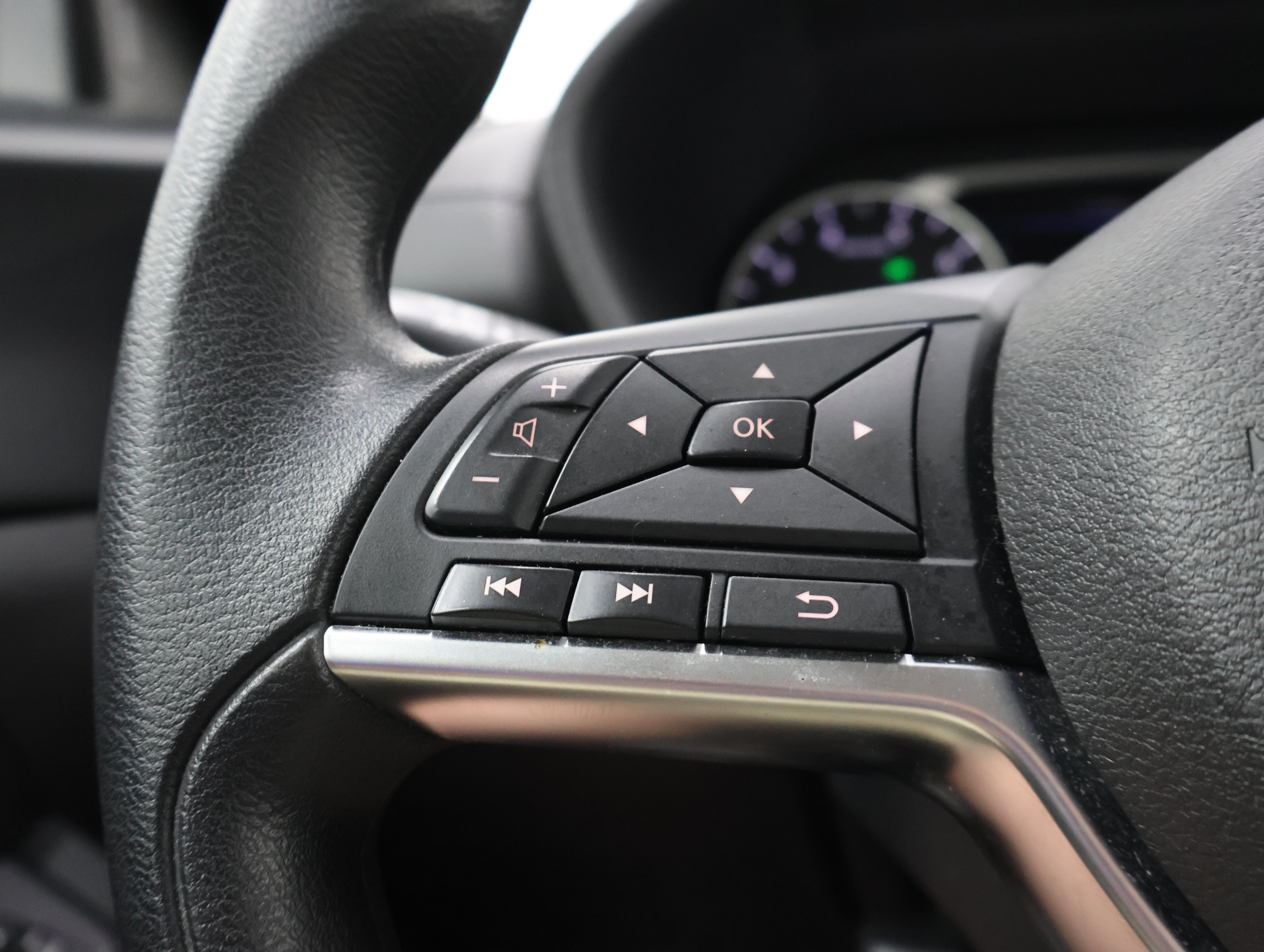 Used 2024 Nissan Sentra SV FWD image 15