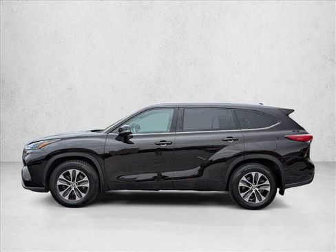 Used 2022 Toyota Highlander XLE AWD/4WD image 9