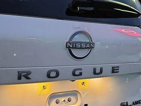 Used 2025 Nissan Rogue SL AWD/4WD image 7