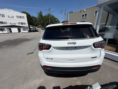 Used 2022 Jeep Compass Latitude w/ Sun and Sound Group AWD/4WD image 4
