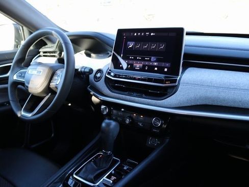 Used 2024 Jeep Compass Latitude image 16