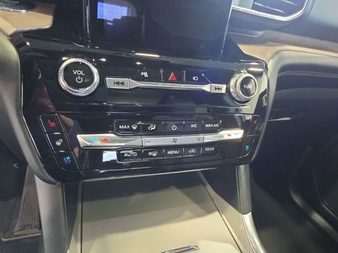 Used 2023 Ford Explorer Platinum w/ Technology Package AWD/4WD image 26