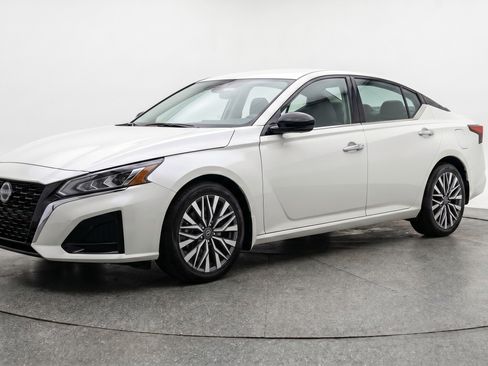 Used 2025 Nissan Altima 2.5 SV FWD image 3