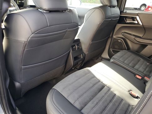 New 2025 Mitsubishi Outlander SE image 21