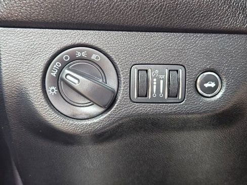 Used 2023 Dodge Challenger SXT image 18