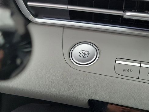 New 2025 Hyundai Elantra Limited image 8