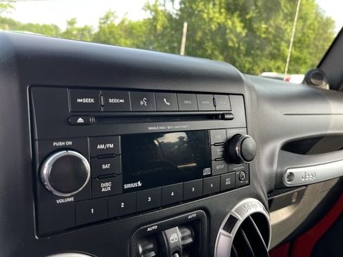 Used 2014 Jeep Wrangler Unlimited Sahara w/ Connectivity Group AWD/4WD image 25