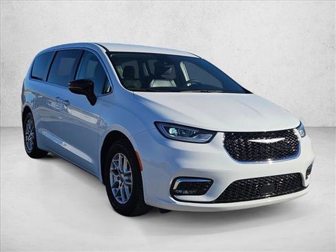 Used 2024 Chrysler Pacifica Touring-L image 3