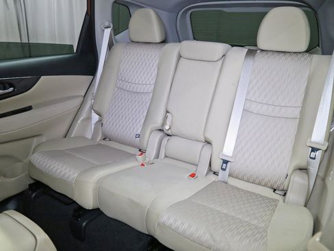 Used 2020 Nissan Rogue SV image 12