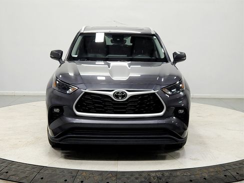 Used 2022 Toyota Highlander XLE image 2