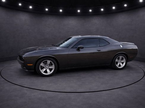 Used 2018 Dodge Challenger SXT image 2