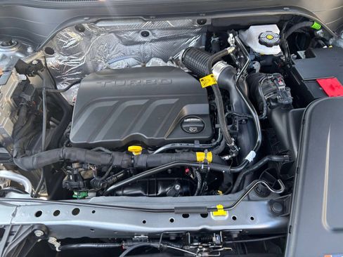 Used 2025 Chevrolet Trax LT FWD image 33