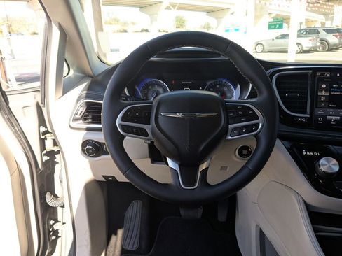 Used 2023 Chrysler Pacifica Limited image 16