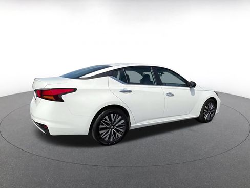 Used 2025 Nissan Altima 2.5 SV FWD image 14