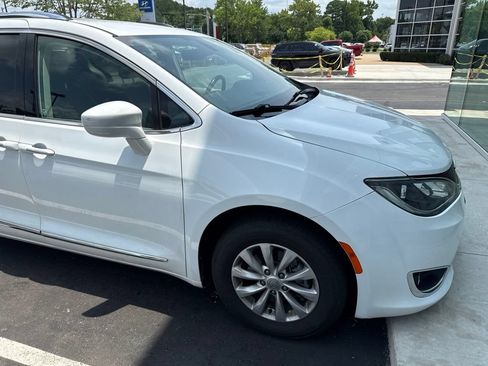 Used 2019 Chrysler Pacifica Touring-L FWD image 6