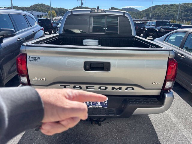 Used 2022 Toyota Tacoma SR AWD/4WD image 7