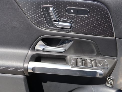 Used 2025 Mercedes-Benz GLB 250 image 14