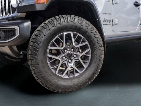 Used 2024 Jeep Wrangler Unlimited Sahara AWD/4WD image 4