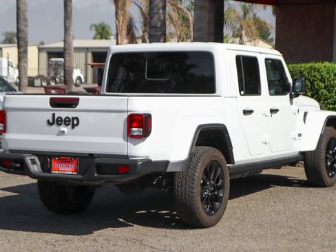 Used 2025 Jeep Gladiator Sport AWD/4WD image 9
