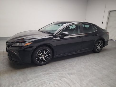 Used 2022 Toyota Camry SE FWD image 2