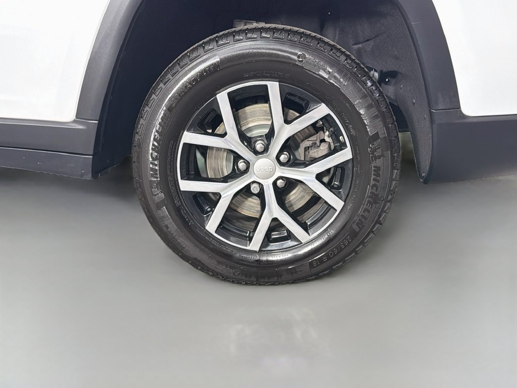 Used 2023 Jeep Grand Cherokee L Limited AWD/4WD image 33