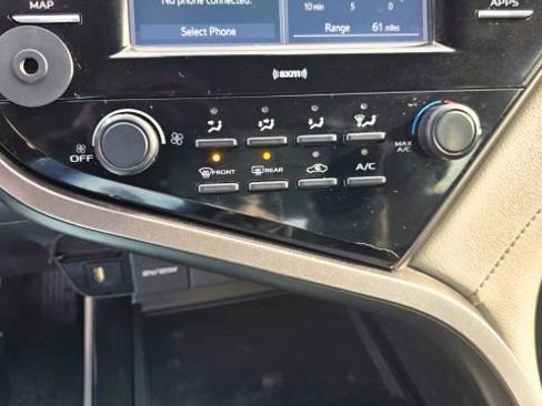 Used 2020 Toyota Camry LE image 18