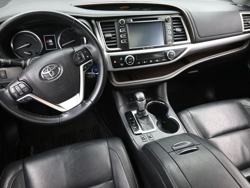 Used 2018 Toyota Highlander XLE image 14