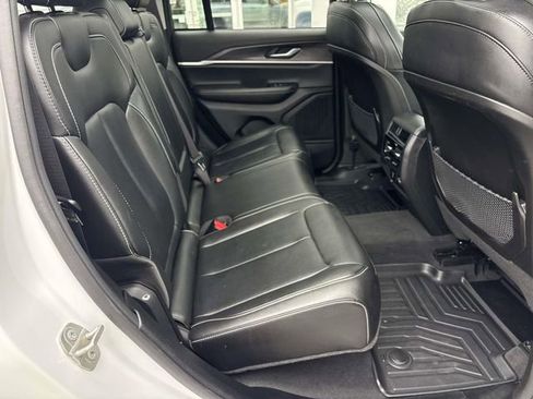 Used 2023 Jeep Grand Cherokee Limited w/ Black Appearance Package image 16