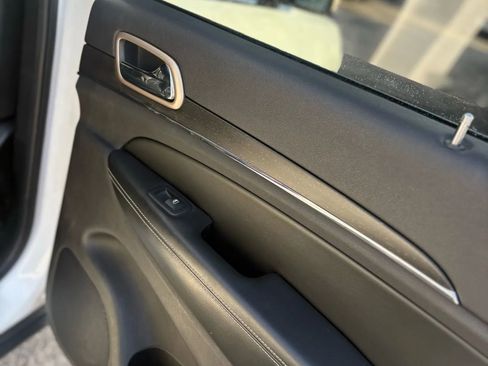 Used 2016 Jeep Grand Cherokee Limited image 32