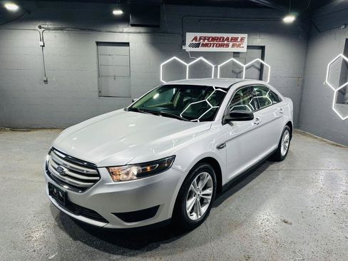 Used 2017 Ford Taurus SE FWD image 2