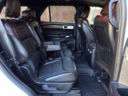 Used 2020 Ford Explorer Platinum w/ Premium Technology Package image 39