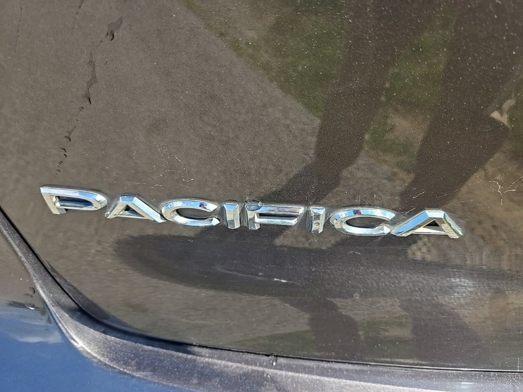 Used 2020 Chrysler Pacifica Touring-L Plus FWD image 3