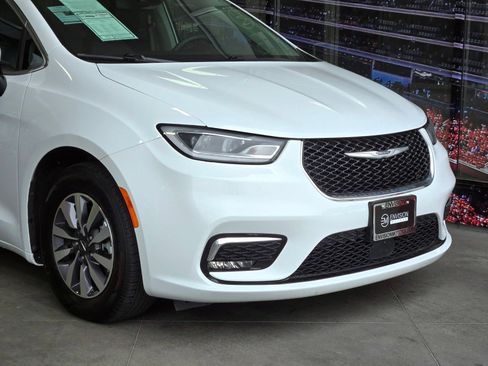 Used 2023 Chrysler Pacifica Touring-L FWD image 2