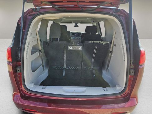 Used 2017 Chrysler Pacifica Touring FWD image 18