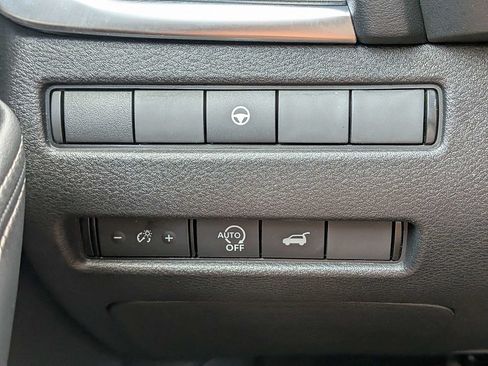Used 2025 Nissan Rogue SV AWD/4WD image 26