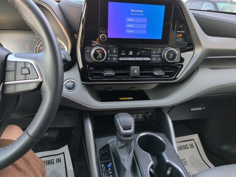 Certified 2023 Toyota Highlander XLE FWD image 17