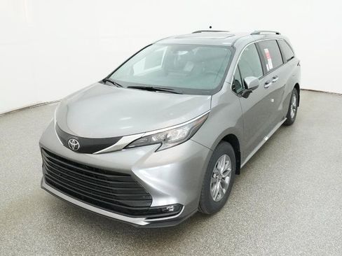 New 2026 Toyota Sienna XLE image 3