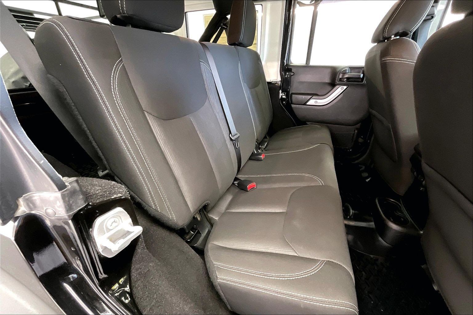 Used 2017 Jeep Wrangler Unlimited Rubicon w/ Connectivity Group AWD/4WD image 18