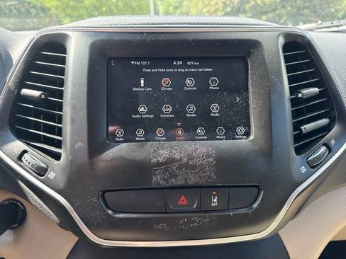 Used 2021 Jeep Cherokee Latitude FWD image 9