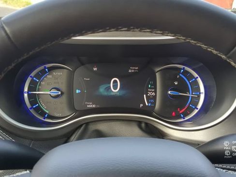 Used 2024 Chrysler Pacifica Limited FWD image 30