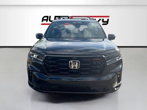 Used 2025 Honda Pilot TrailSport image 2
