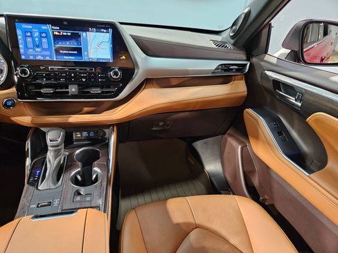 Used 2022 Toyota Highlander Platinum FWD image 11